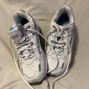 Vionic tennis shoes